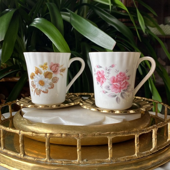 Vintage Pair of Fine Bone China Floral + Gold Trim Fluted Mugs - Made in England - Picture 9 of 10